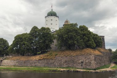 Vyborg, Rusya, 11 Ağustos 2019 - Finlandiya Körfezi'ndeki bir adada Vyborg kalesi. Vyborg'un ünlü manzarası. St. Olav Kulesi.