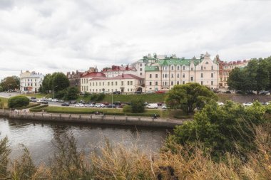 Vyborg, Rusya, 11 Ağustos 2019 - Vyborg sokakları. Vyborg kalesinden şehrin görünümü. Leningrad bölgesi.