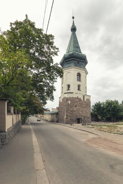 Vyborg, Ryssland, 11 augusti, 2019-gatorna i Vyborg. Ttown Hall Tower, ett av de överlevande strids tornen i den medeltida Vyborgs fästning. Leningrad Region. — Stockfoto