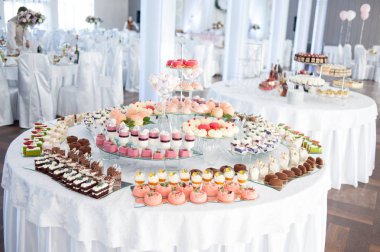  Düğün tatlı Bar ve şeker açık büfe. Tatlılar tablo düğün.