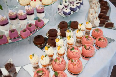  Düğün tatlı Bar ve şeker açık büfe. Tatlılar tablo düğün.