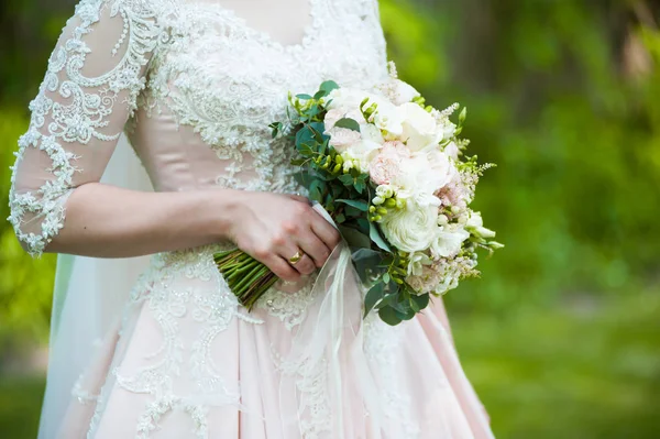 Schöner Hochzeitsstrauß Für Braut — Stockfoto
