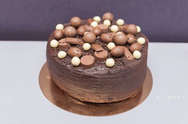 Düğün kutlamaları için çikolatalı kek