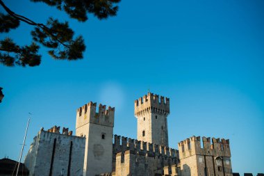 Ortaçağ şatosunun başkentin merkezindeki en büyük kalenin kulesi.