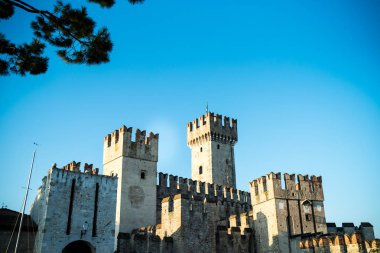 Carcassonne şehrinde ortaçağ şatosu