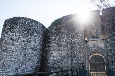 Şehrin eski taş duvarı.