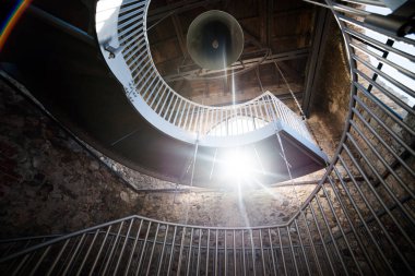 Modern bir binanın içinde.