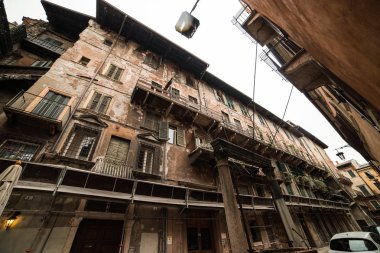 Şehirdeki eski bina.