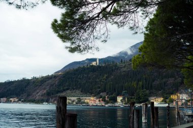 Dağlardaki göl manzarası