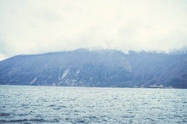 Dağlardaki güzel göl manzarası