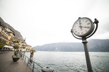 Denizin arka planındaki saat kulesinin görüntüsü