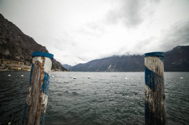 Dağlardaki güzel göl manzarası