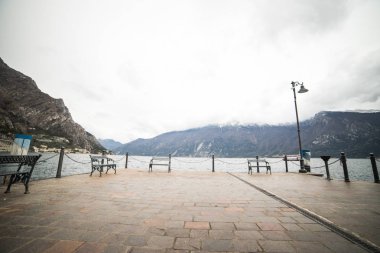 Dağlardaki güzel göl manzarası