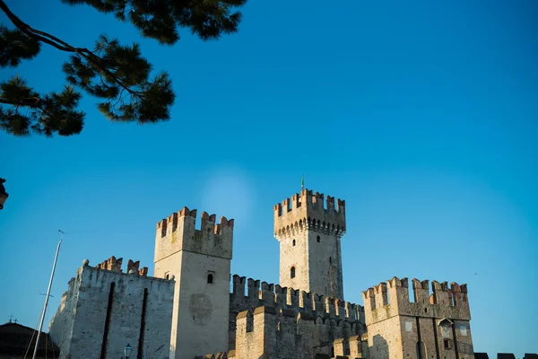 Ortaçağ şatosunun başkentin merkezindeki en büyük kalenin kulesi.