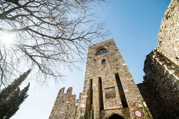 San Juan, Portekiz 'deki eski taş kule.