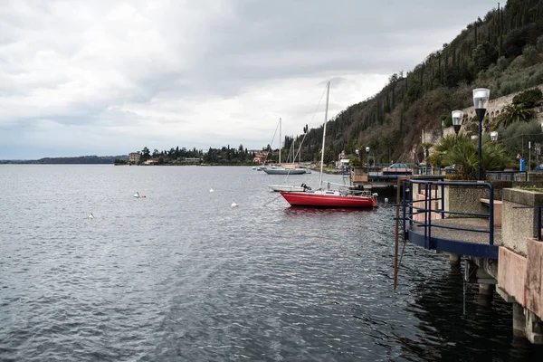 Şehirdeki güzel göl manzarası