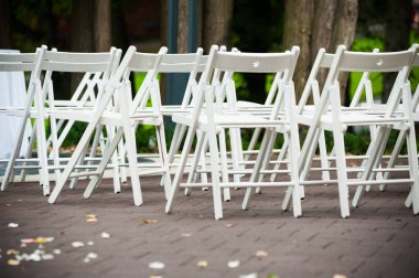 Toplantılar için açık alan üzerinde birçok sandalye