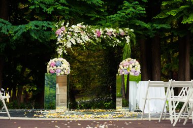 Güzel düğün süslemeleri. Düğün arch töreni için buketleri ile.