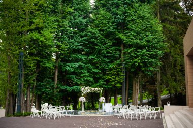 Güzel düğün süslemeleri. Düğün arch töreni için buketleri ile.