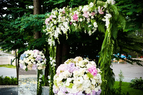 Hermosas Decoraciones Boda Arco Boda Con Ramos Para Ceremonia — Foto de Stock