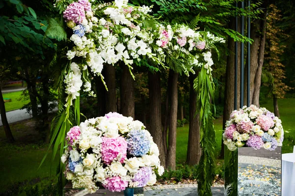 Hermosas Decoraciones Boda Arco Boda Con Ramos Para Ceremonia — Foto de Stock