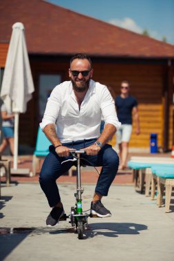 Mikrofonlu sunucu. Emcee tanımı - törenlerin ustası