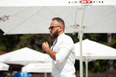 Mikrofonlu sunucu. Emcee tanımı - törenlerin ustası