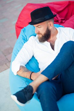 Şapkalı şık sakallı adam. Erkek stili