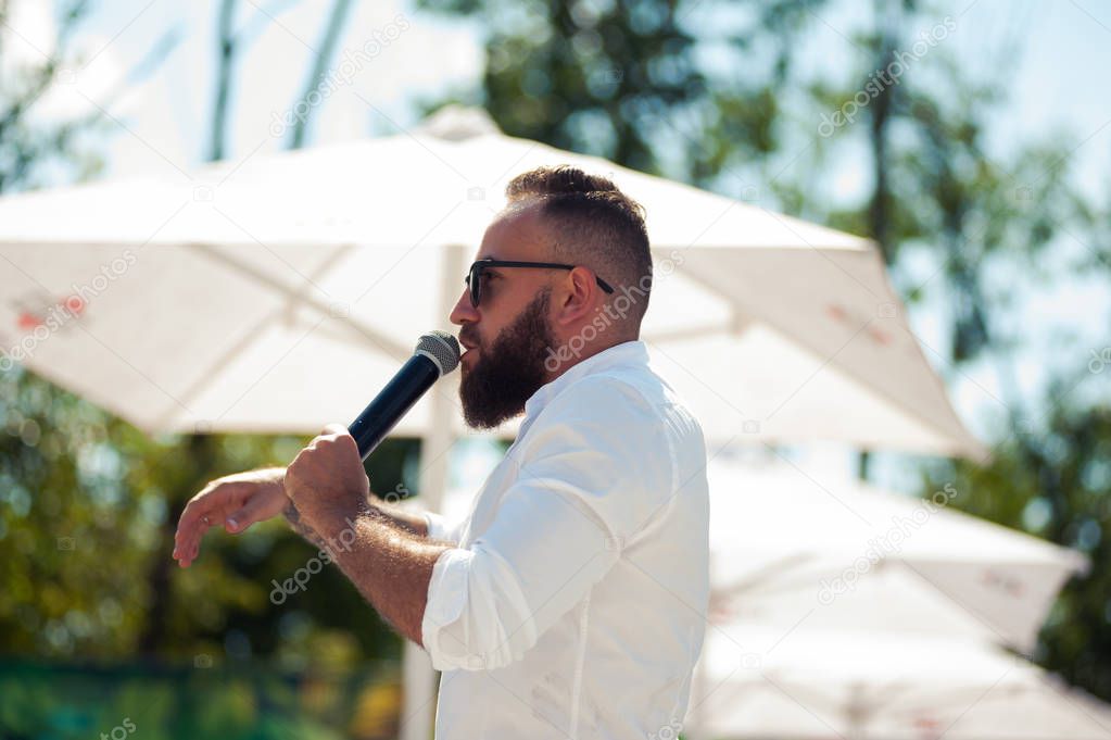 Presentador Con Micr fono Definici n Emcee Es Maestro De Ceremonias 2023 android-quiz-rap