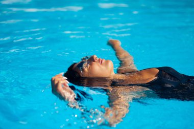 Zarif seksi kadın güneş tabaklanmış ince ve düzgün vücut üzerinde bikini Yüzme Havuzu poz