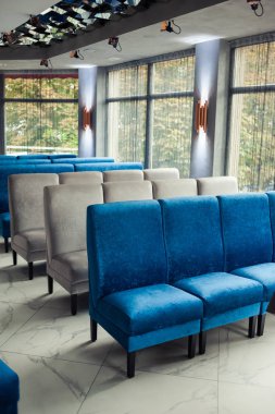 Modern bir otelin içinde.