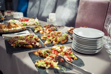 Hizmet tablo. Düğünde dekore edilmiş büfe