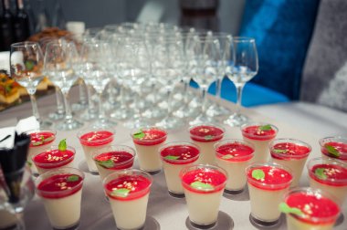 Hizmet tablo. Düğünde dekore edilmiş büfe