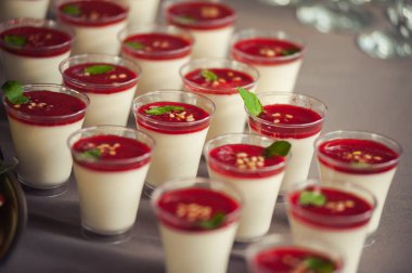 Hizmet tablo. Düğünde dekore edilmiş büfe