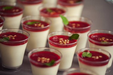 Hizmet tablo. Düğünde dekore edilmiş büfe