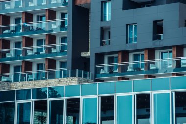 Yansımalı modern ofis binası