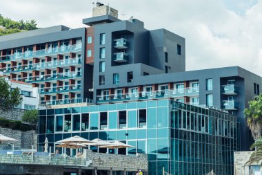 Şehrin modern binası