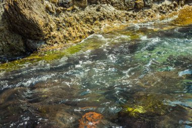 Dağlardaki nehrin güzel manzarası