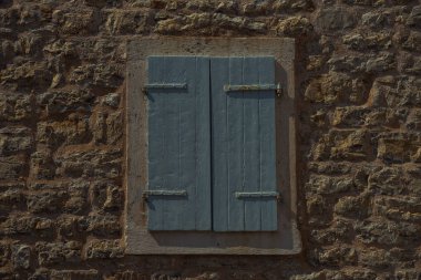 Pencereli eski ahşap kapı