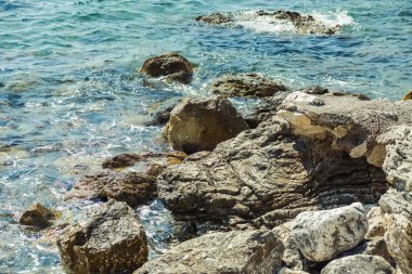 İsrail 'in kuzeyindeki Akdeniz' in kayalık kıyıları.
