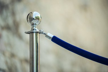 Denizin arka planında ip olan metal bir boru.