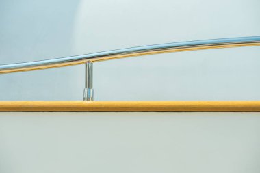 Süper yat. Limanda lüks yatlar var. İnşaat elementleri. Ayrıntılar