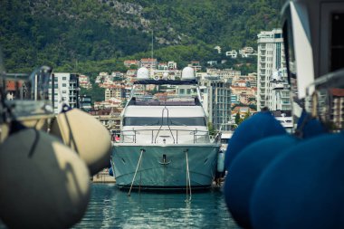 Süper yat. Limanda lüks yatlar var. İnşaat elementleri. Ayrıntılar