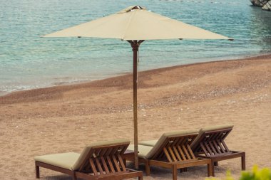 VIP Plaj şemsiye ve şezlonglar