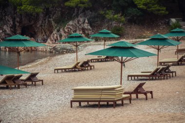 VIP Plaj şemsiye ve şezlonglar