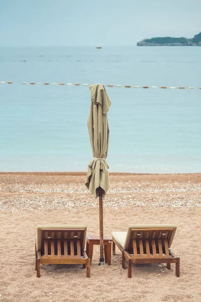 Vip Strand Mit Sonnenschirmen Und Liegestühlen — Stockfoto