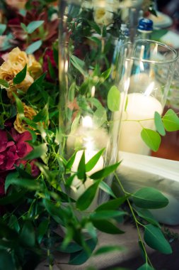 Güzel bir buket çiçek ve mum.