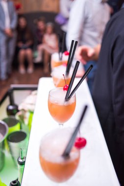 Bir kokteyl ve bir içki.