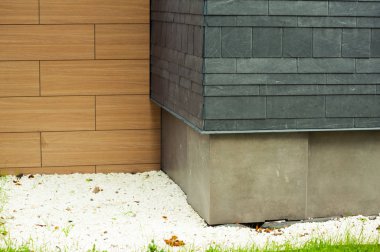 Beyaz duvarlı eski ahşap bir ev.