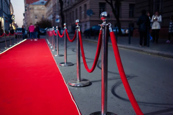 入り口にロープの障壁との間で長い赤いカーペット — ストック写真